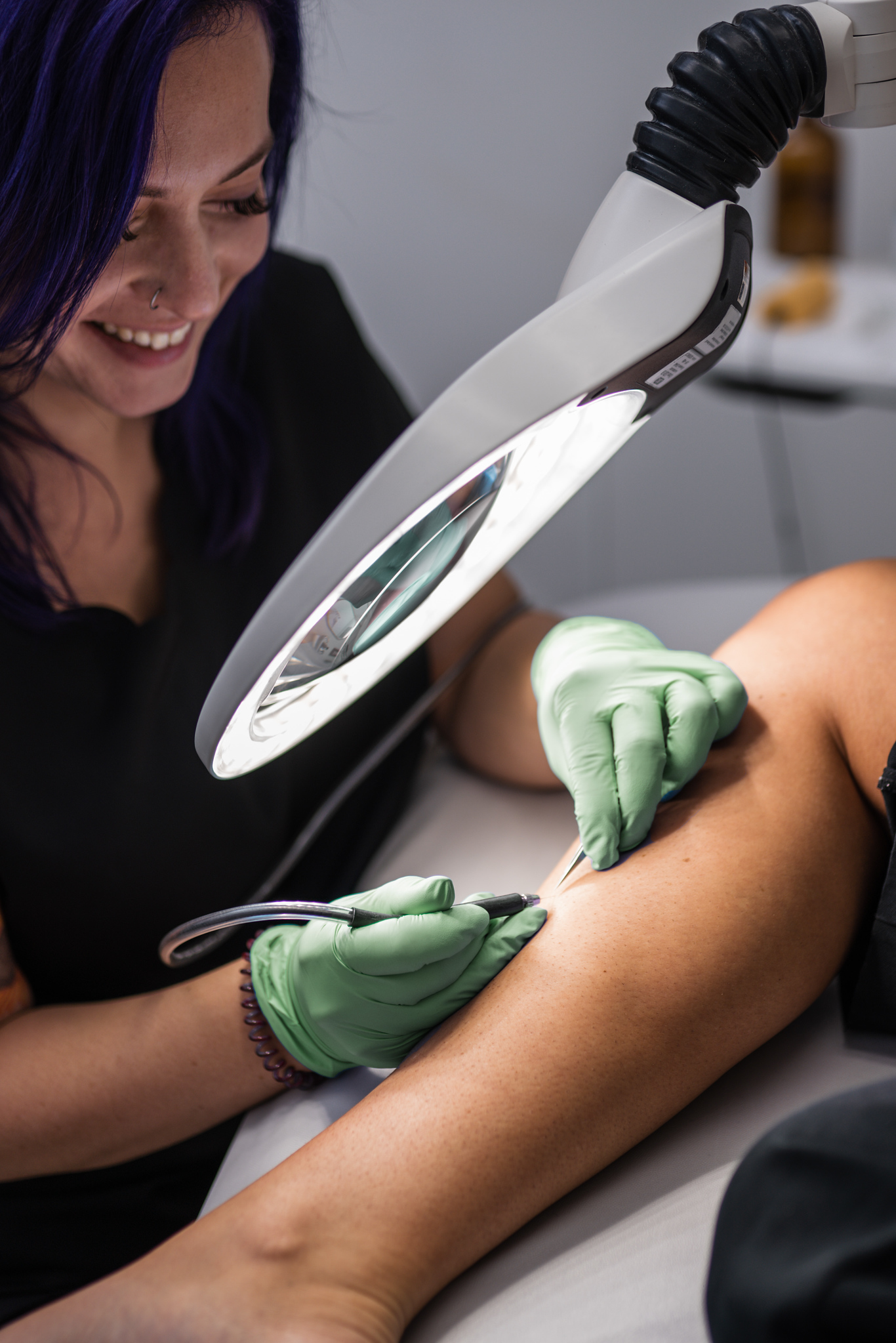 A photo of electrolysis being performed